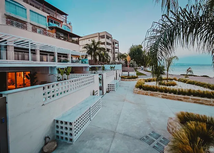 Q Coconuts Seaside Suites
