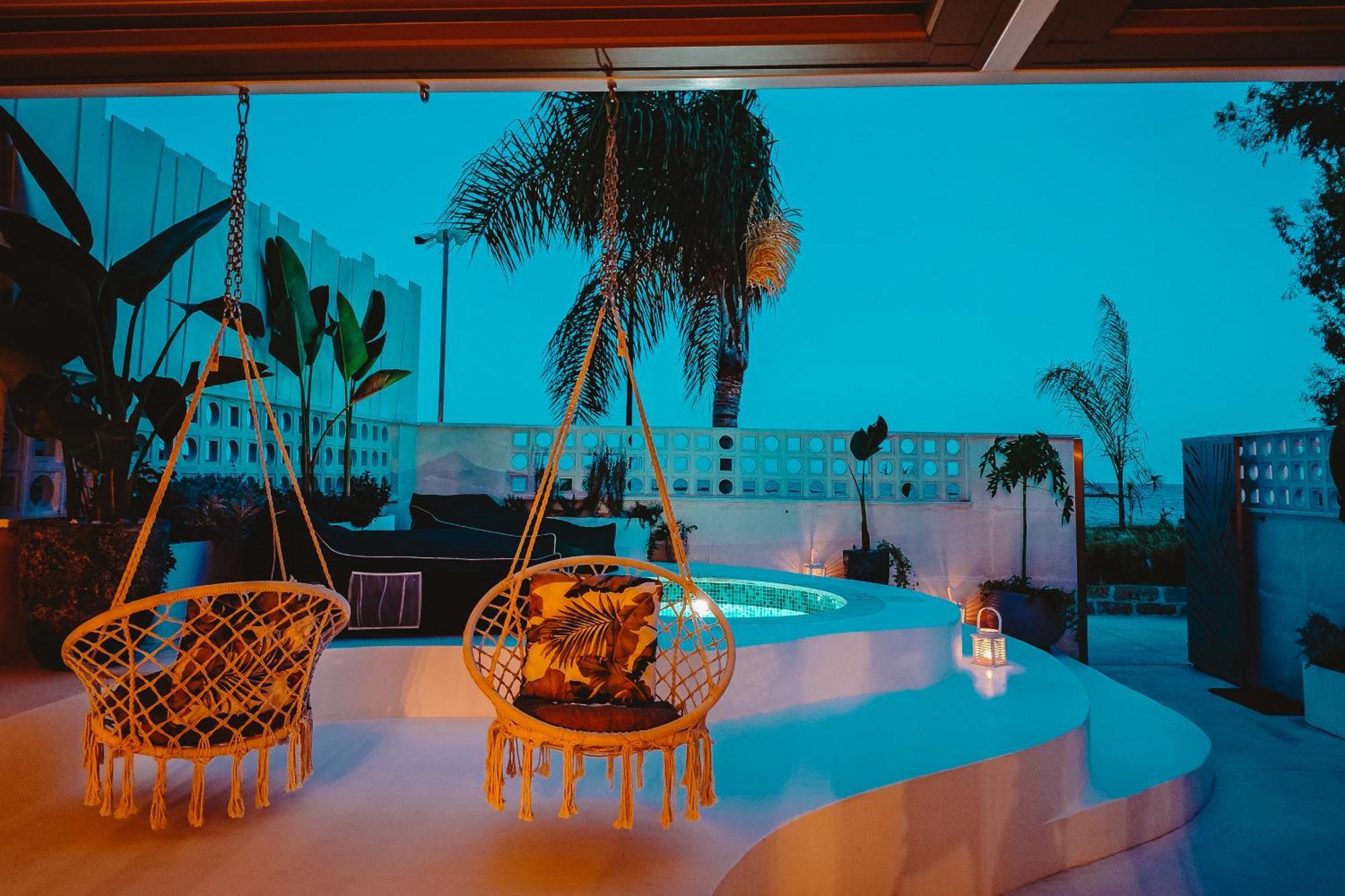 Q Coconuts Seaside Лимасол